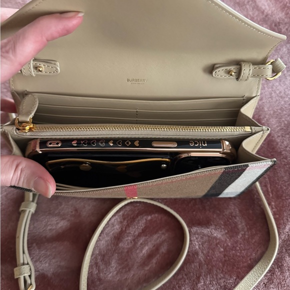 Burberry crossbody NWOT (does not include phone!) Does include original dust bag - Picture 9 of 11